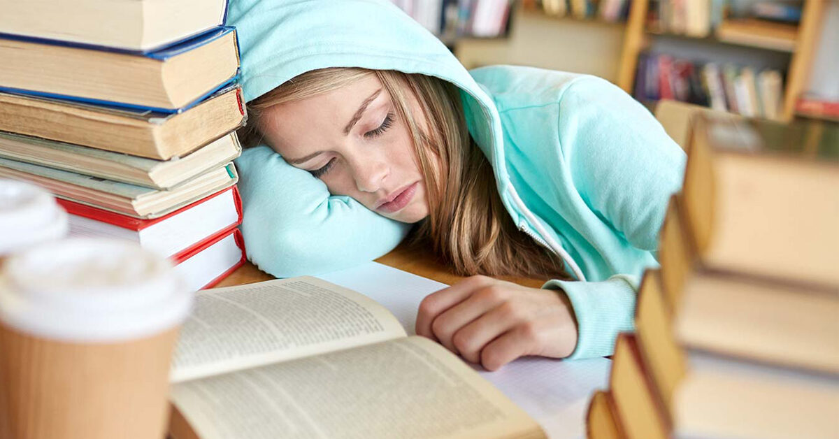 Adolescenții deprivati de somn au un risc crescut de supraponderalitate sau de obezitate